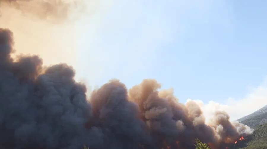 Πότε εξασθενούν οι άνεμοι που τροφοδοτούν τις φωτιές