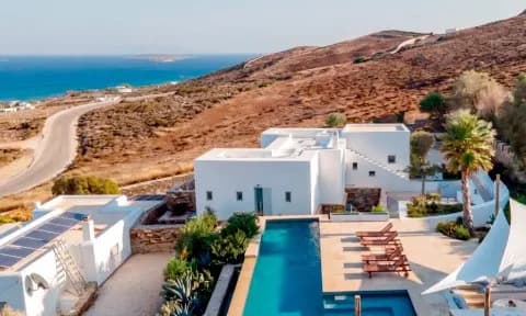 Η Αντίπαρος ξεπέρασε τη Μύκονο σε τιμές κατοικιών