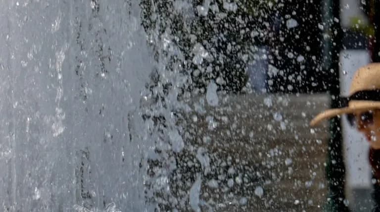 Η ΕΜΥ προειδοποιεί: Νέο κύμα καύσωνα έως 40°C