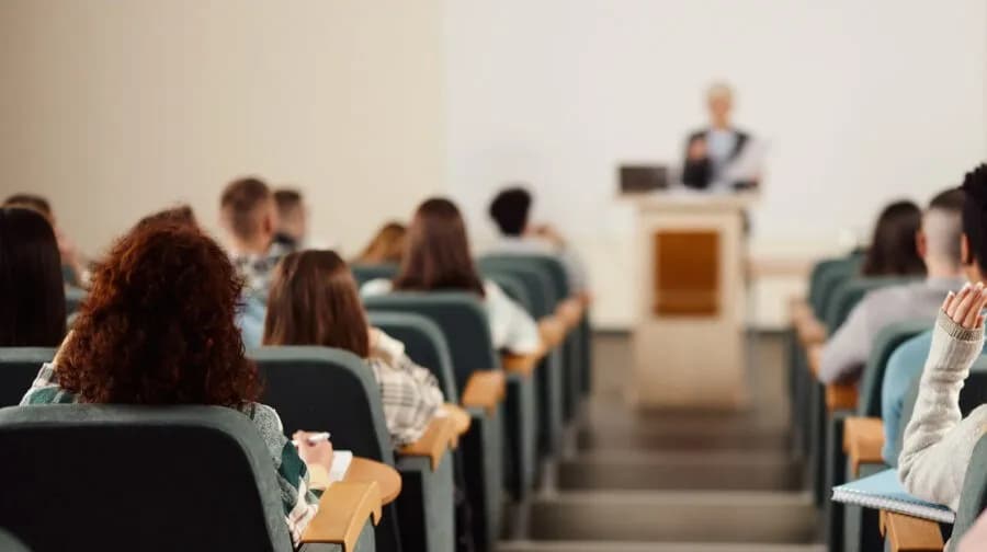 Το ΥΠΑΙΘ εμμένει στη συνταγματικότητα του νόμου για τα ΑΕΙ