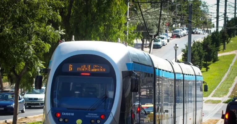 Ο τρόμος στο τραμ της Βούλας: Επίθεση με μαχαίρι σε συρμό