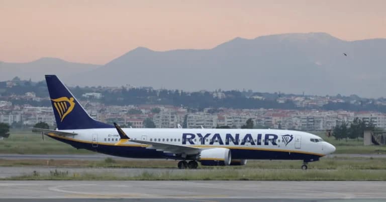 Ίχνη πουλιού στον κινητήρα αεροσκάφους της Ryanair