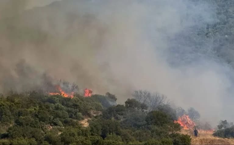 Η φωτιά στο Κοκκινόχωμα Καβάλας θέτει σε συναγερμό το 112
