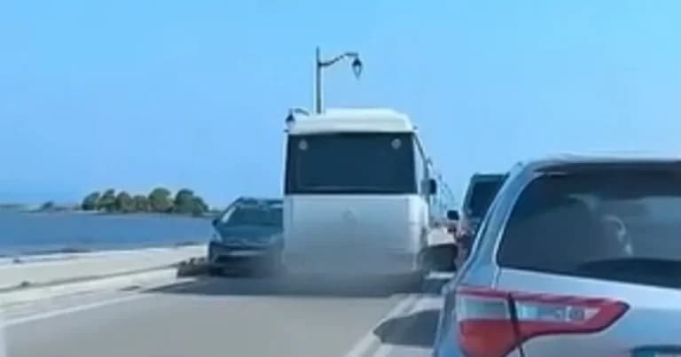 Επικίνδυνη προσπέραση λεωφορείου στη γέφυρα της Λευκάδας