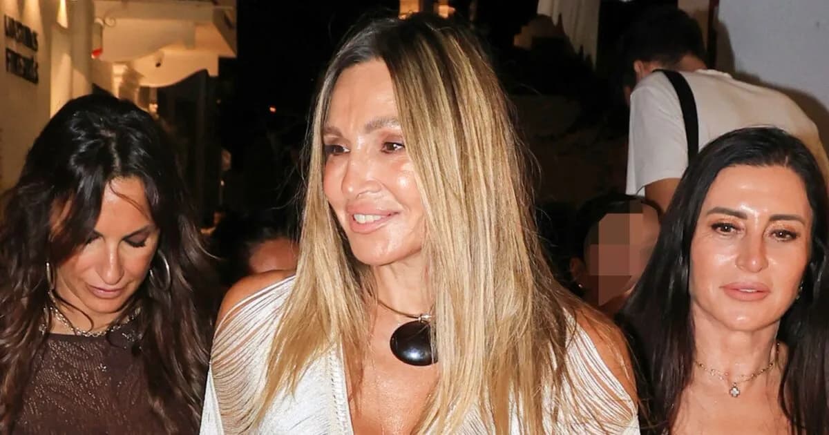 Η Ελένη Πετρουλάκη στη Μύκονο με την κόρη της Άννα Μαρία