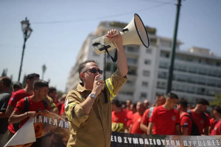 Οι εποχικοί πυροσβέστες διαδηλώνουν για 12μηνη εργασία