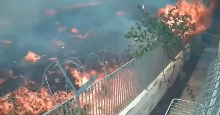 Η φωτιά στο Κορωπί «γλείφει» σπίτι   σώθηκε από θαύμα