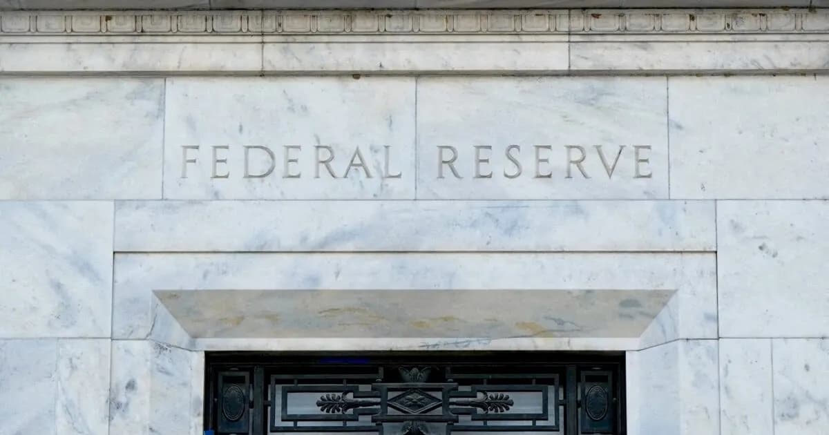 Ο Γουόρς ανοίγει τον δρόμο για αύξηση επιτοκίων στη Fed