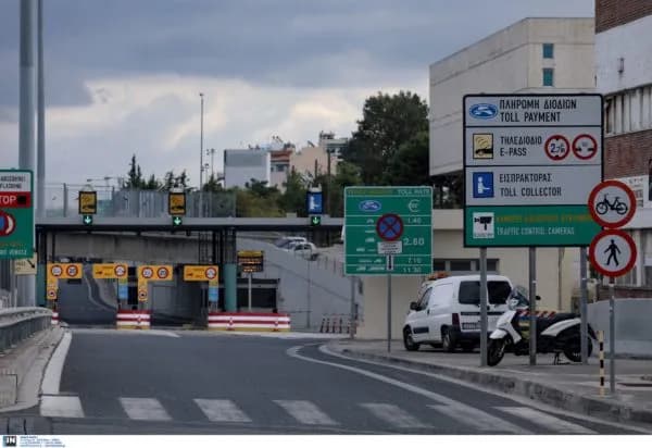 Φωτιά σε όχημα στην Αττική Οδό: Καθυστερήσεις στην κυκλοφορία