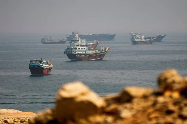 Εκρήξεις στα Στενά του Ορμούζ από ιρανικούς πυραύλους
