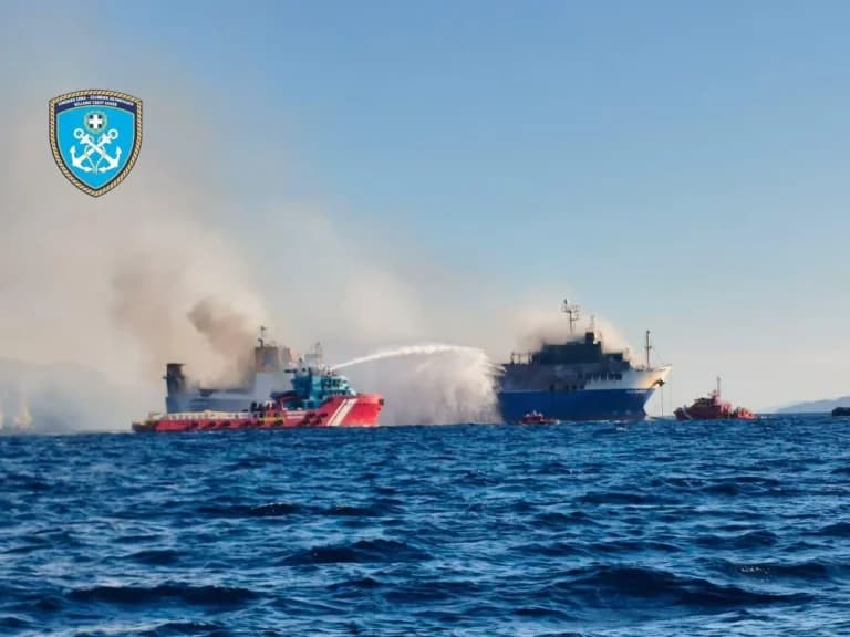 Το BLUE CARRIER 2: Μάχη με τις αναζωπυρώσεις στο πλοίο