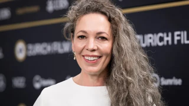 Η Olivia Colman εντυπωσίασε με μακριά γκρίζα μαλλιά