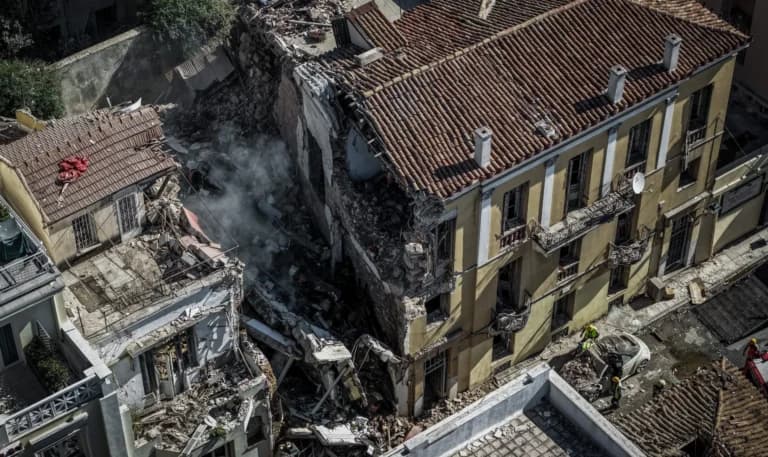 Η έκρηξη στην Πλάκα: Νεκρή γυναίκα, πέντε αγνοούμενοι