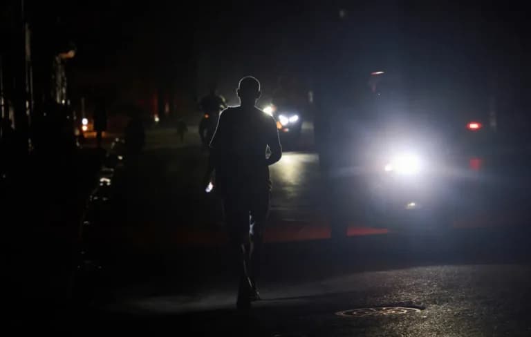 Η Κούβα αποκαθιστά την ηλεκτροδότηση μετά το μπλακ άουτ