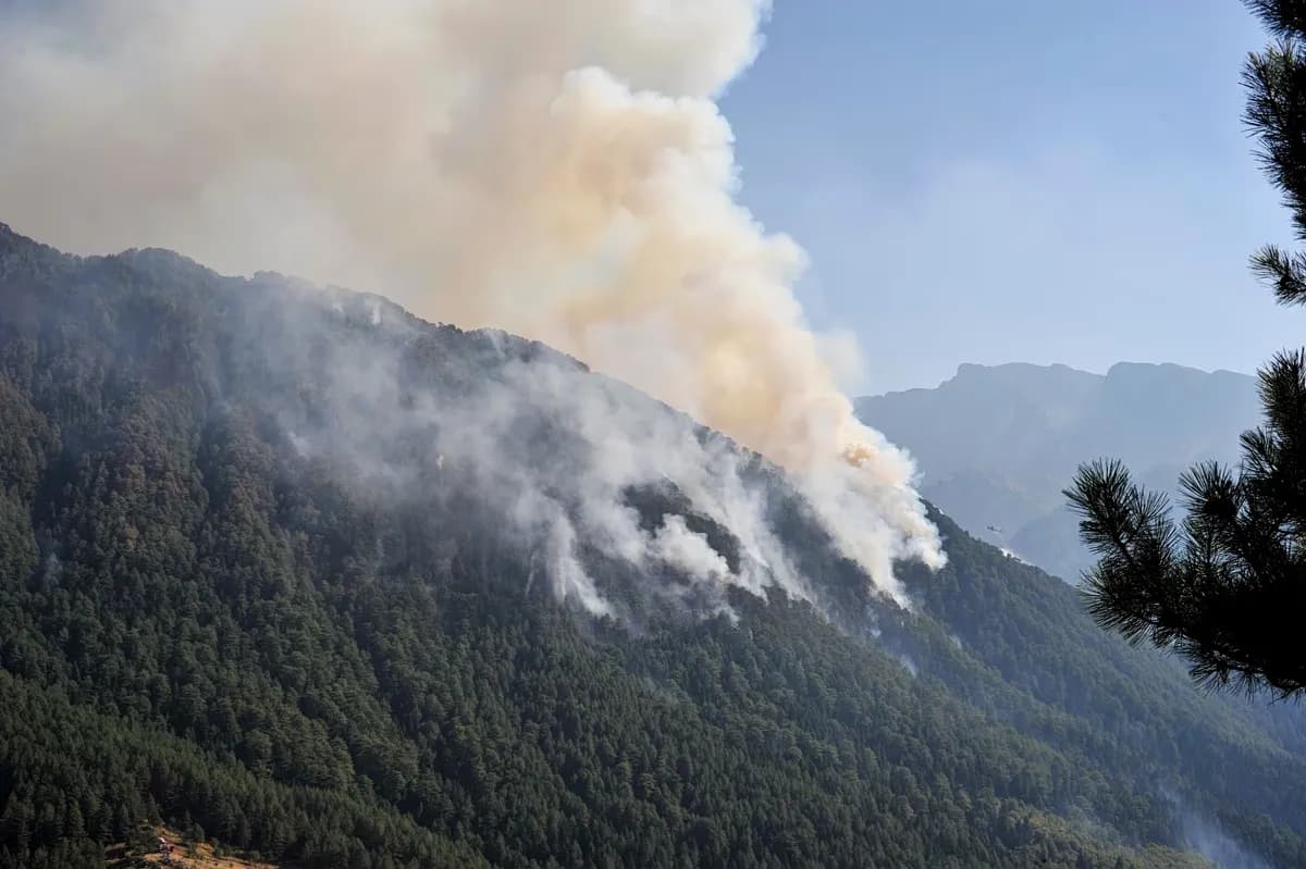 Η φωτιά στην Κόνιτσα καίει ξανά μετά από αναζωπύρωση