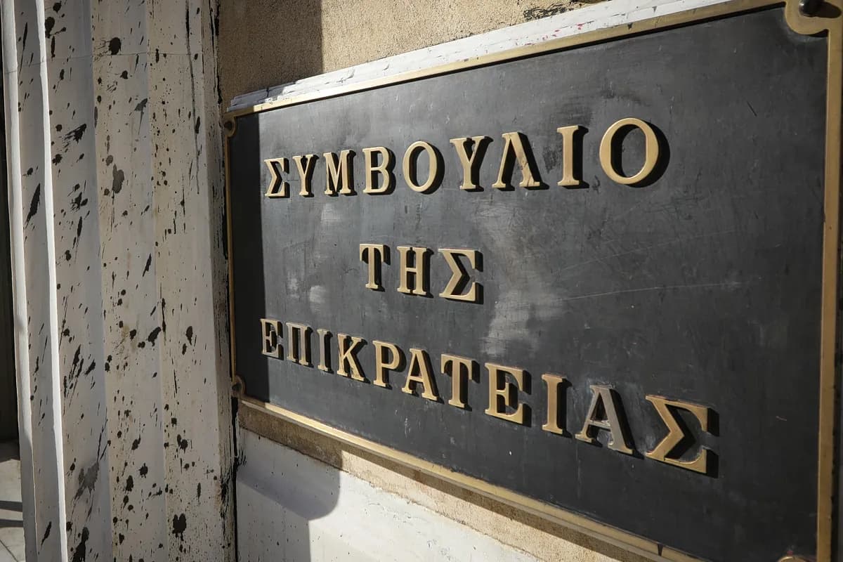 Το ΣτΕ δικαιώνει ιδιοκτήτες για παράνομες άδειες σε ρέματα