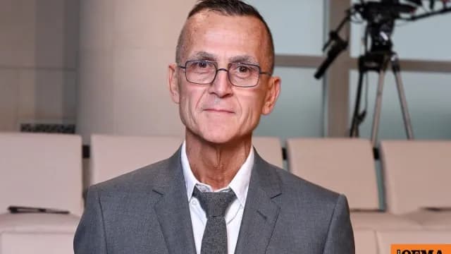 Ο Στιβ Κολμπ βίαια ακινητοποιεί διαδηλωτές της PETA