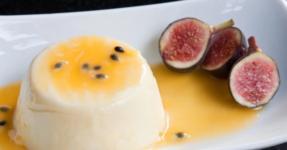 Η Συνταγή για Panna Cotta με Ψητά Σύκα και Καβουρδισμένο Μέλι