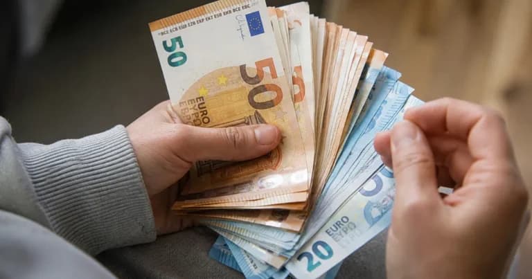 Η ΑΔΕΔΥ ζητά αυξήσεις μισθών μετά τις εξαγγελίες στη ΔΕΘ
