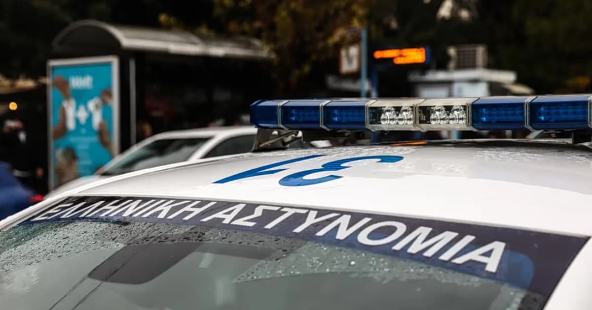 Σύλληψη στη Νέα Σμύρνη: Κρύφτηκε σε δέντρο με όπλο