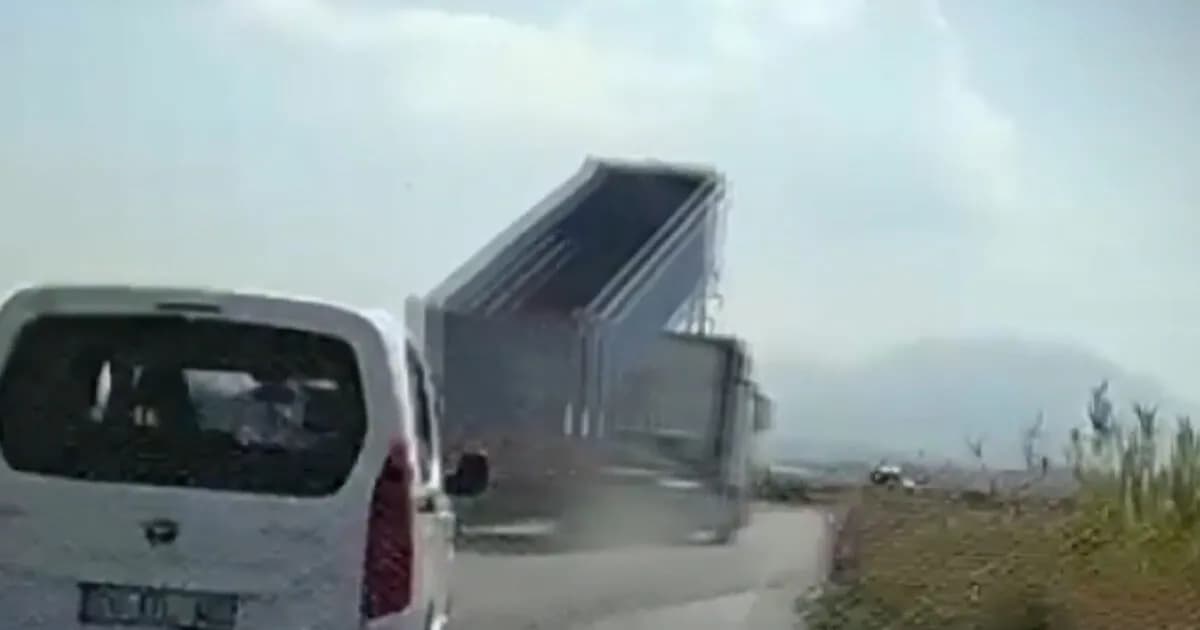 Ο οδηγός φορτηγού στην Τουρκία γκρέμισε πινακίδα στον δρόμο