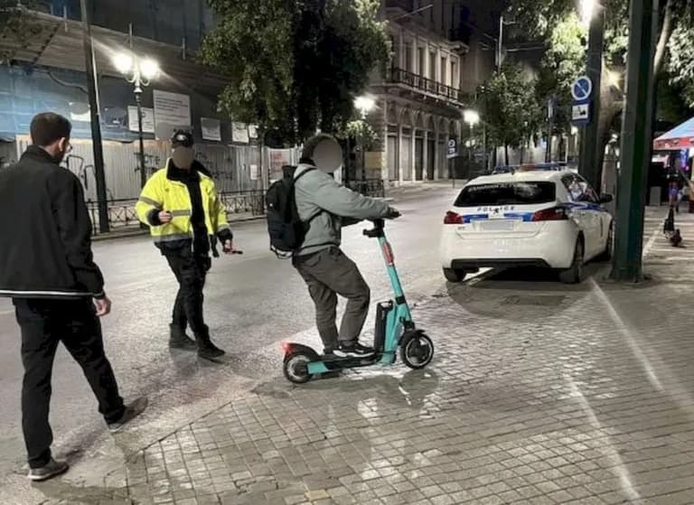 Η Τροχαία εντείνει ελέγχους σε ηλεκτρικά πατίνια