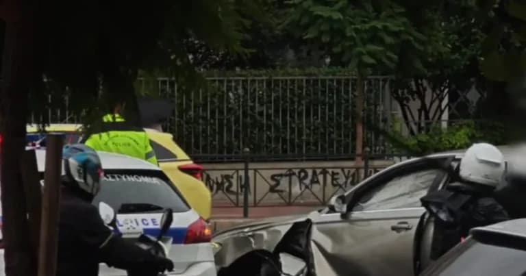 Τροχαίο στη Βασιλίσσης Σοφίας: Αυτοκίνητο σε κολώνα
