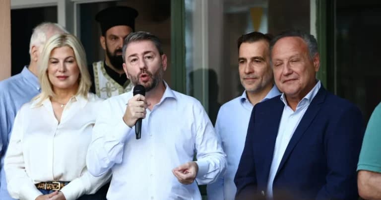 Ο Μητσοτάκης και ο Ανδρουλάκης στον αγιασμό σχολικής χρονιάς