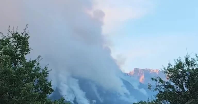 Η φωτιά στην Κόνιτσα εκτός ελέγχου απειλεί το φαράγγι του Αώου