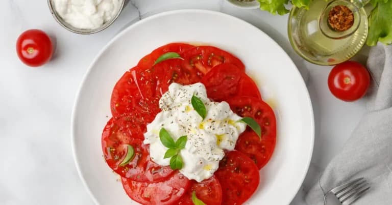 Η συνταγή για καρπάτσιο ντομάτας με burrata εντυπωσιάζει