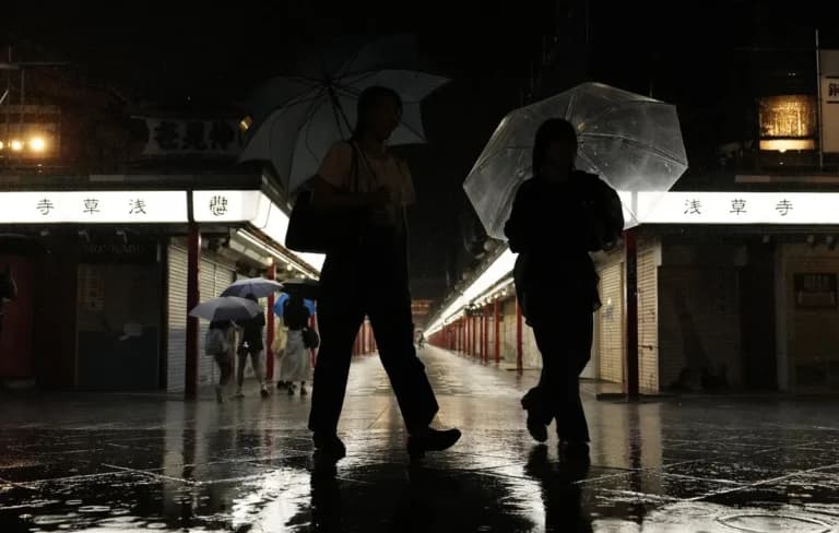 Ο τυφώνας Ντουτζουάν σαρώνει την Ιαπωνία: δύο νεκροί