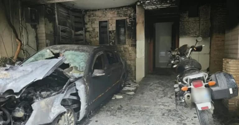 Εμπρηστική επίθεση στο σπίτι αντιδημάρχου στου Ζωγράφου