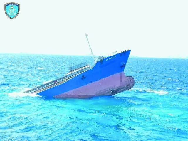 Βυθίστηκε πλοίο έξω από τη Σίφνο   Σώθηκαν οι επιβαίνοντες
