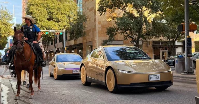 Το Cybercab της Tesla κάνει το ντεμπούτο του στο Όστιν