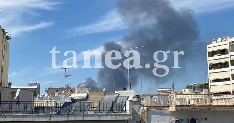 Μεγάλη φωτιά στου Ρέντη: Μήνυμα 112 για μαύρους καπνούς