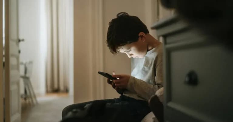 Το EU KIDS Act περιορίζει την πρόσβαση παιδιών σε social media