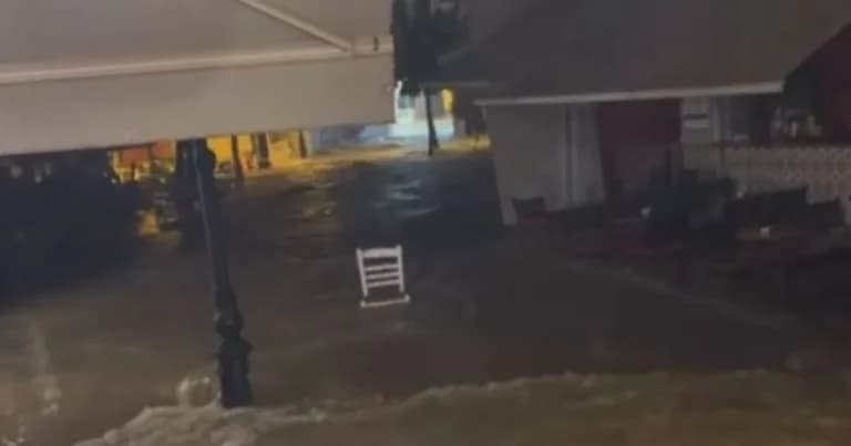 Η κακοκαιρία «έκοψε» στα δύο την Εύβοια, πλημμύρισε η Σκιάθος