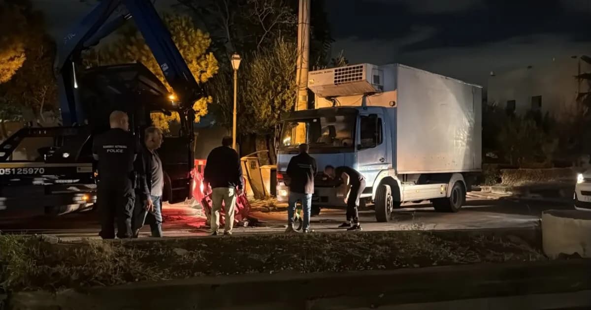 Φορτηγό έπεσε σε φρεάτιο στην Ιερά Οδό στο Αιγάλεω
