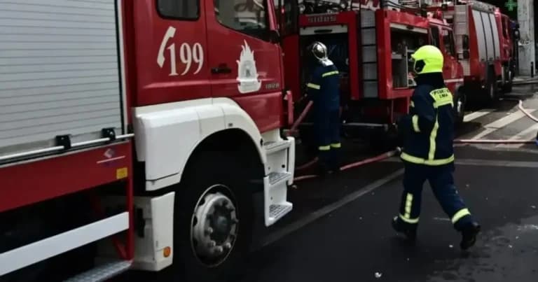 Η Φωτιά στο Αιγάλεω Έκαψε Πατάρι Καφετέριας στην Αγίας Λαύρας