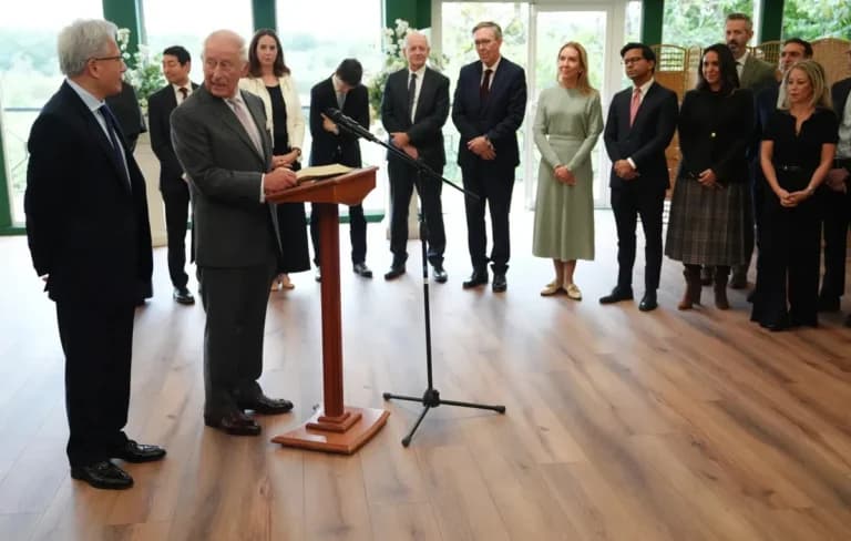 Ο Κάρολος προειδοποιεί για τους κινδύνους της τεχνητής νοημοσύνης