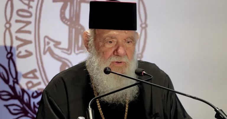Ο Ιερώνυμος τέλεσε τρισάγιο για τους πιλότους Τανάγρα
