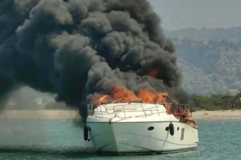 Φωτιά σε θαλαμηγό στη Λευκάδα: Σώθηκαν οι επιβαίνοντες