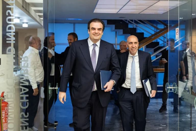 Ο Πιερρακάκης υπόσχεται στήριξη επιχειρήσεων στην Αθήνα