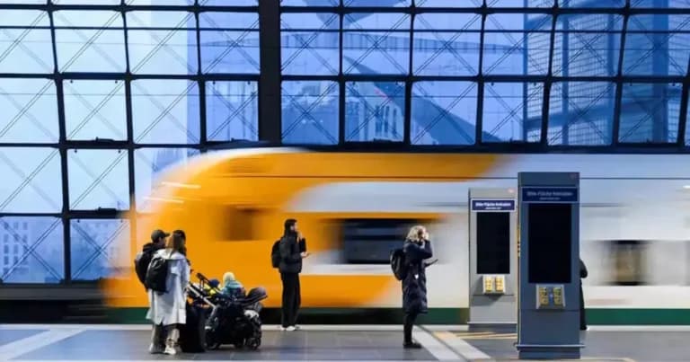 Η πόρτα τρένου ICE άνοιξε στη Γερμανία στα 200 χλμ/ώρα