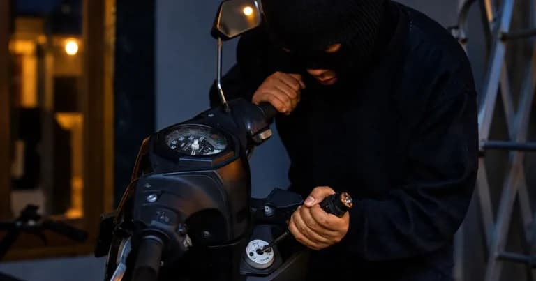 Κλοπή Μηχανής Μεγάλου Κυβισμού στη Ραφήνα Μέσα σε Λίγα Λεπτά