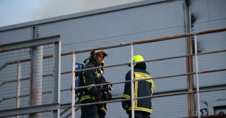 Δύο εργάτες λιποθύμησαν από καπνούς στο θέατρο Μπάντμιντον