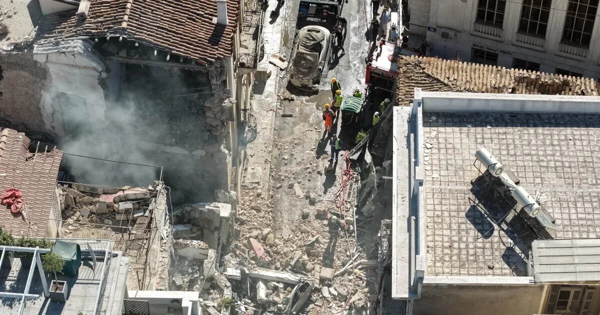Κατάρρευση στην Πλάκα: Αυτοψία σε δύο κτίρια