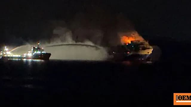 Η φωτιά στο πλοίο Blue Carrier 2 ανοιχτά της Μυκόνου