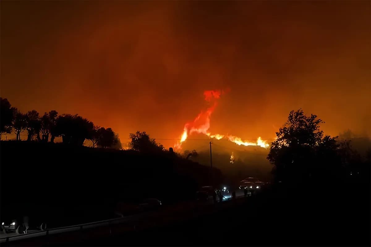 Μεγάλη φωτιά στη Χειμάρρα: Εκκενώνονται σπίτια στην Αλβανία