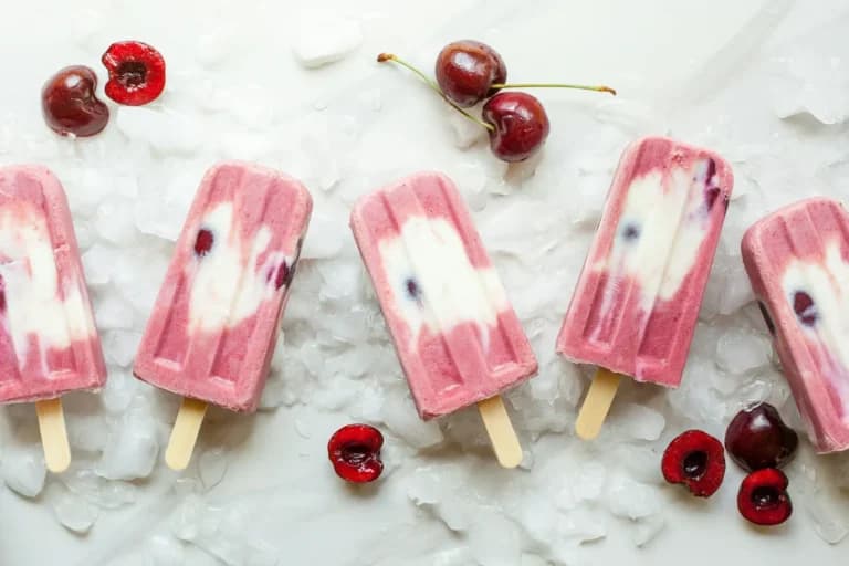 Η συνταγή για σπιτικό παγωτό cranberry με γιαούρτι